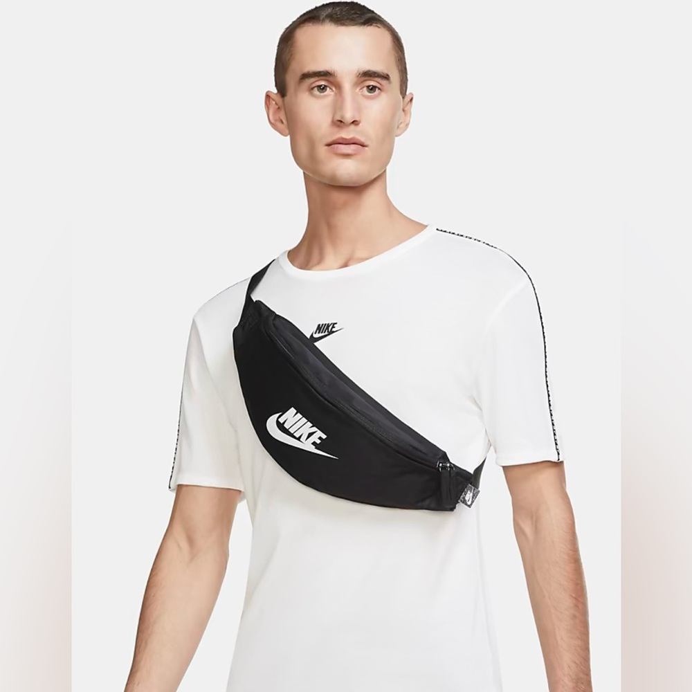 Nike Heritage Belt Bag- Black/NWT - Picture 2 of 9
